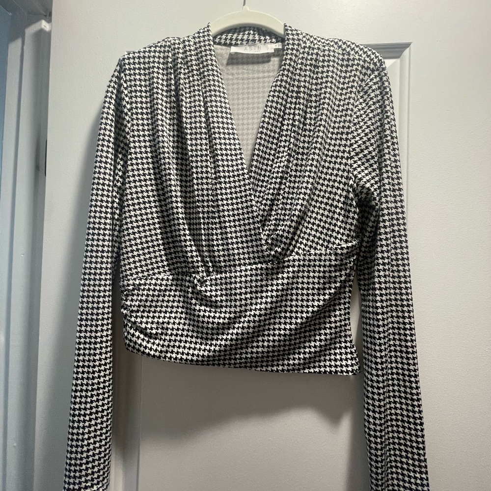 ASTR houndstooth padded shoulder top